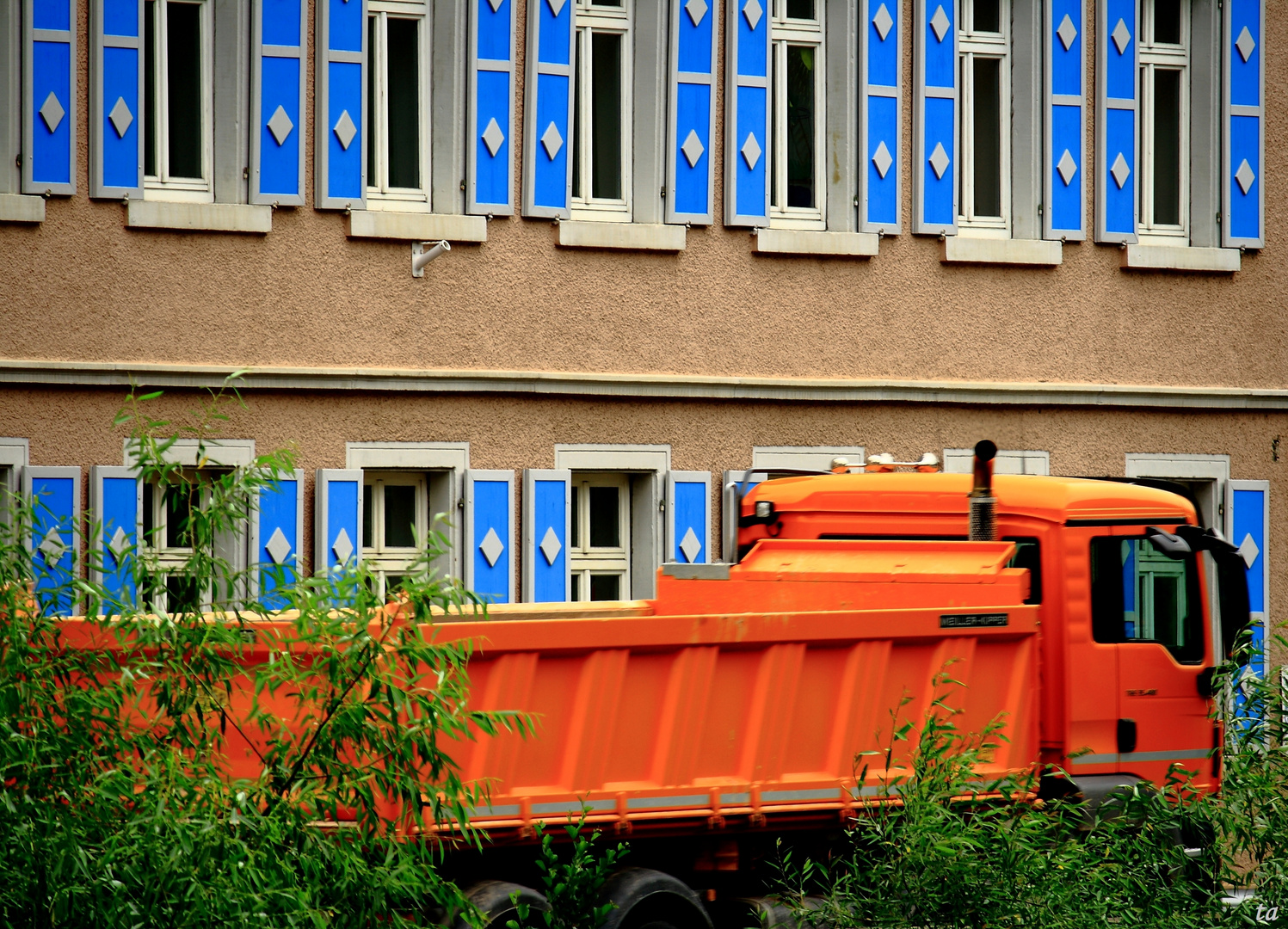 orange und blau