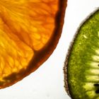 Orange und Kiwi im Querschnitt