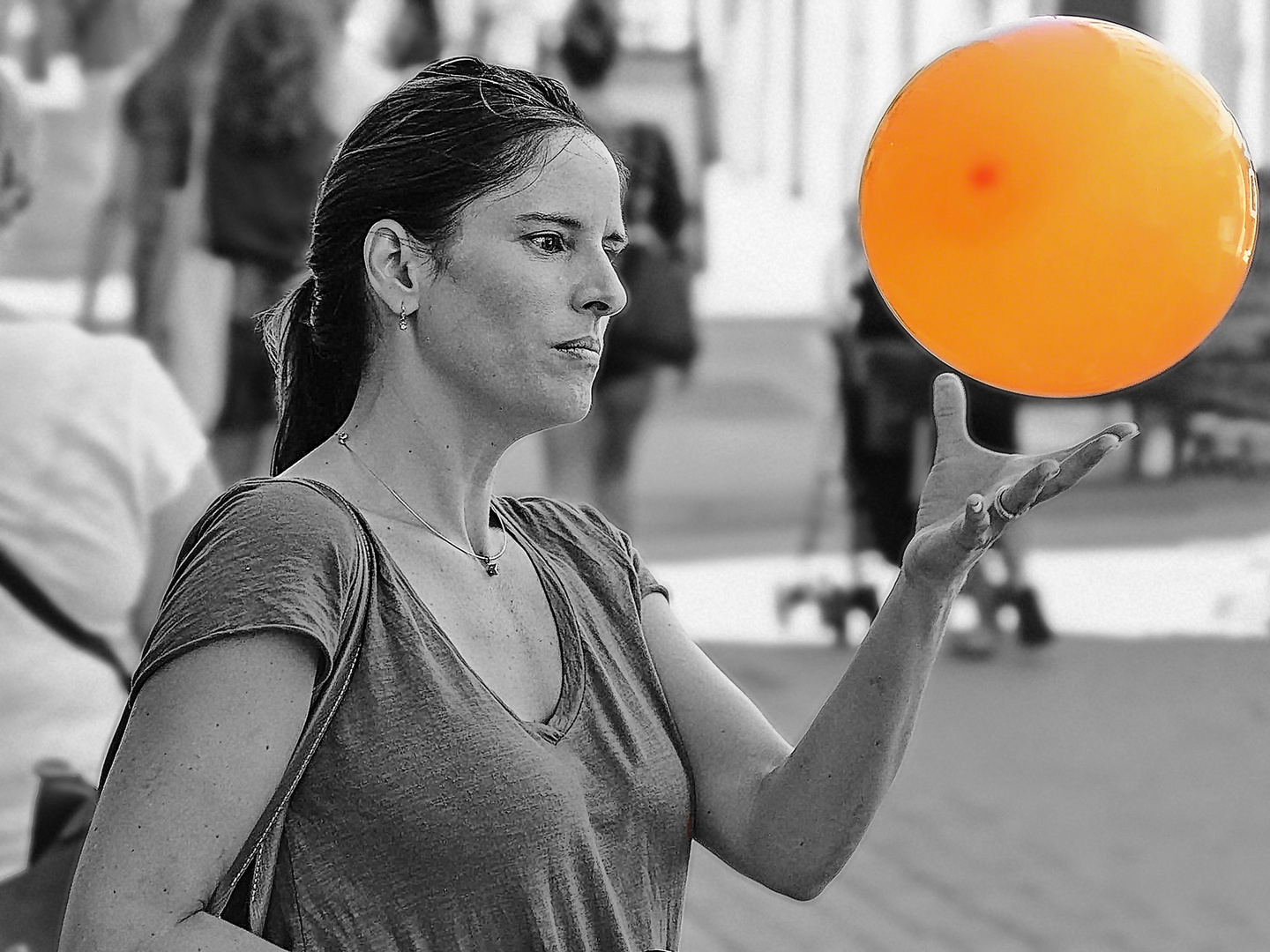 orangefarbener luftballon, mit frau spielend