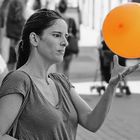 orangefarbener luftballon, mit frau spielend