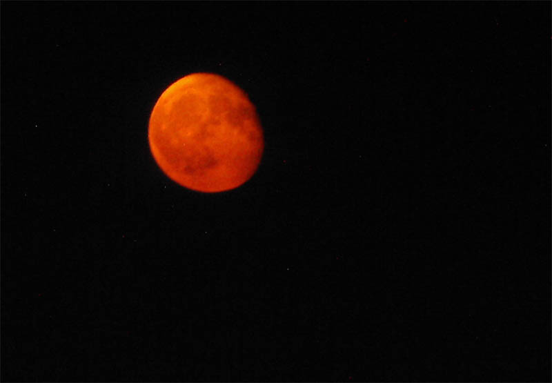 Orangeleuchtender Mond