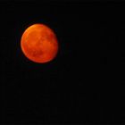 Orangeleuchtender Mond