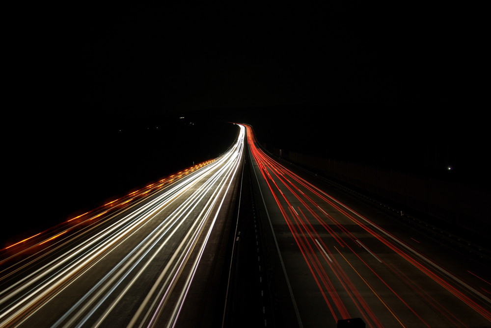 Orangelicht über der A 3 - Nacht