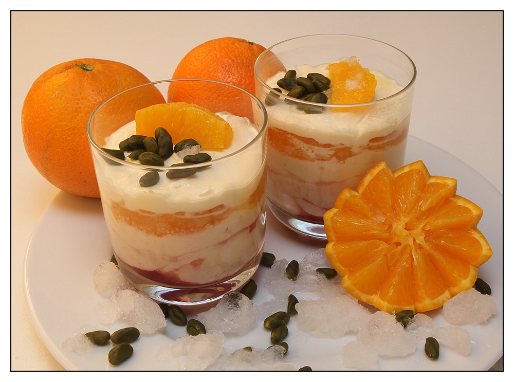 Orangen-Himbeer Mascarpone Crème mit Pistazienkernen