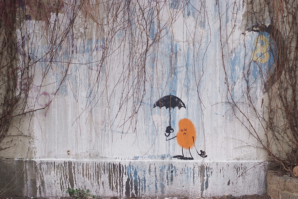 Orangene Bohne mit Regenschirm