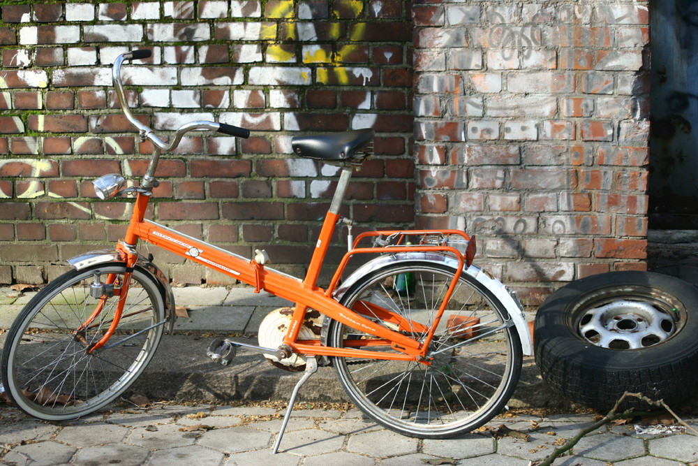 Orangene Fahrrad im Karoviertel