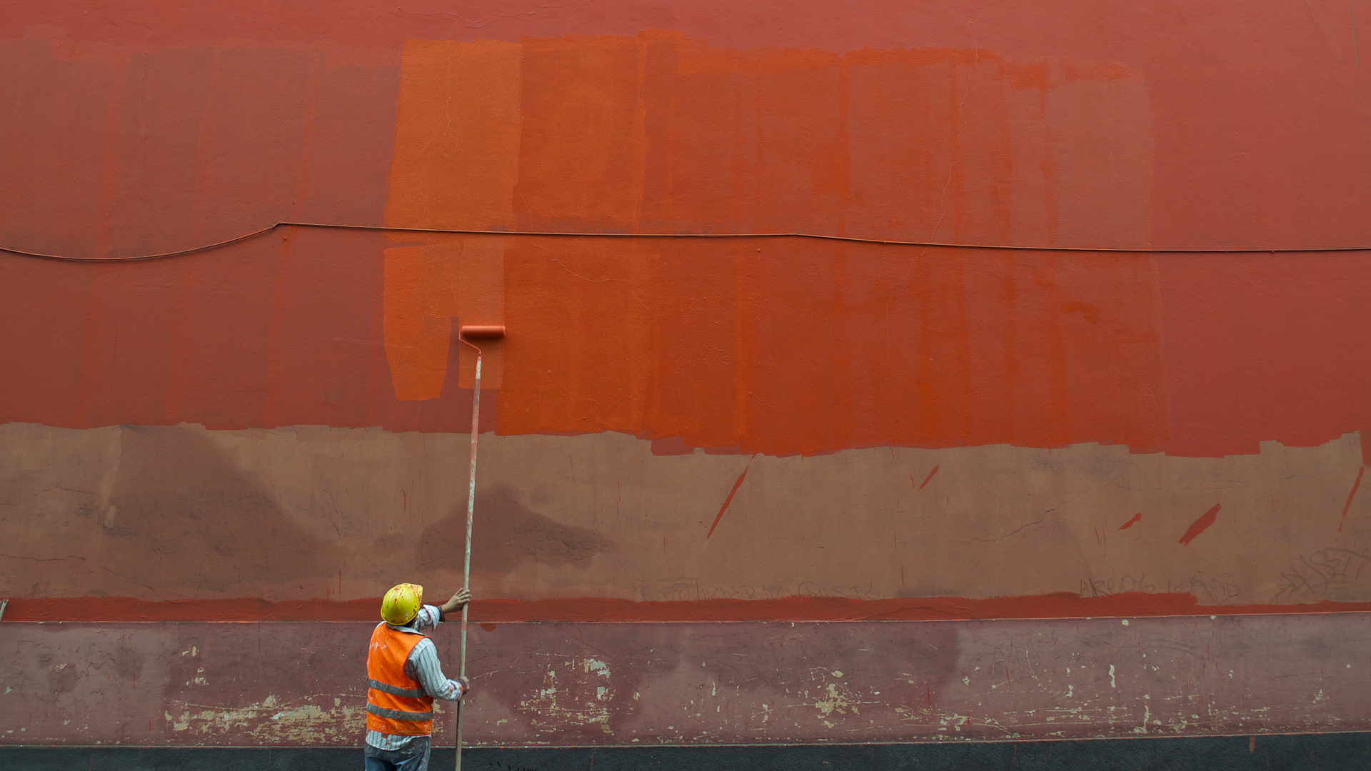 Orangene Wand in Lima