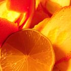 Orangenschalen und Limette
