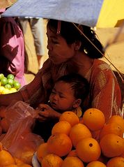 Orangenverkäuferin an der Straße nach Mandalay