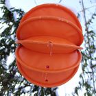 Oranger Lampion im Winter mit Schnee