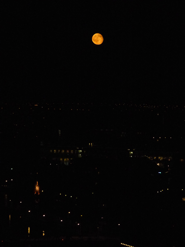 oranger Vollmond über Amsterdam