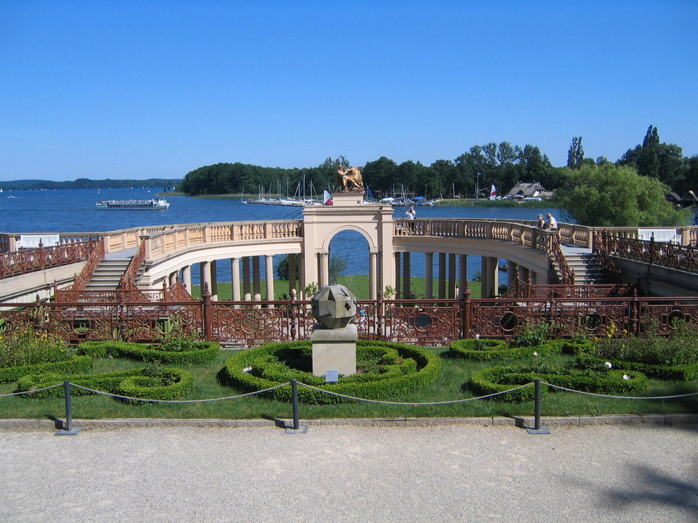 Orangerie - Blick vom Schloß über die Orangerie auf den 2. größten See Deutschlands