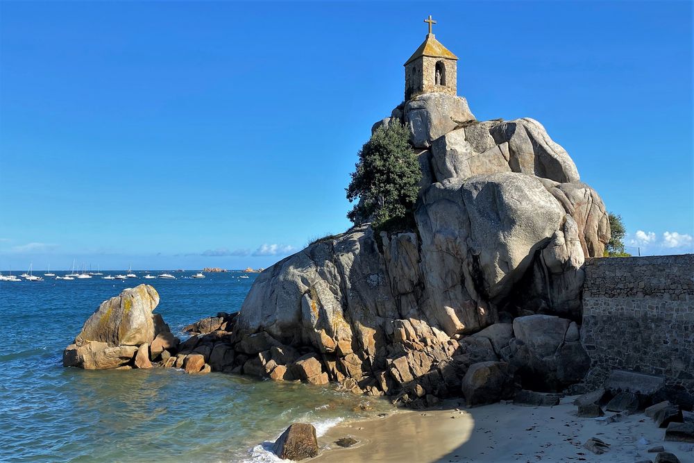 Oratorium in den Felsen bei Port-Blanc