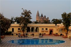 Orchha, Paläste alt und neu