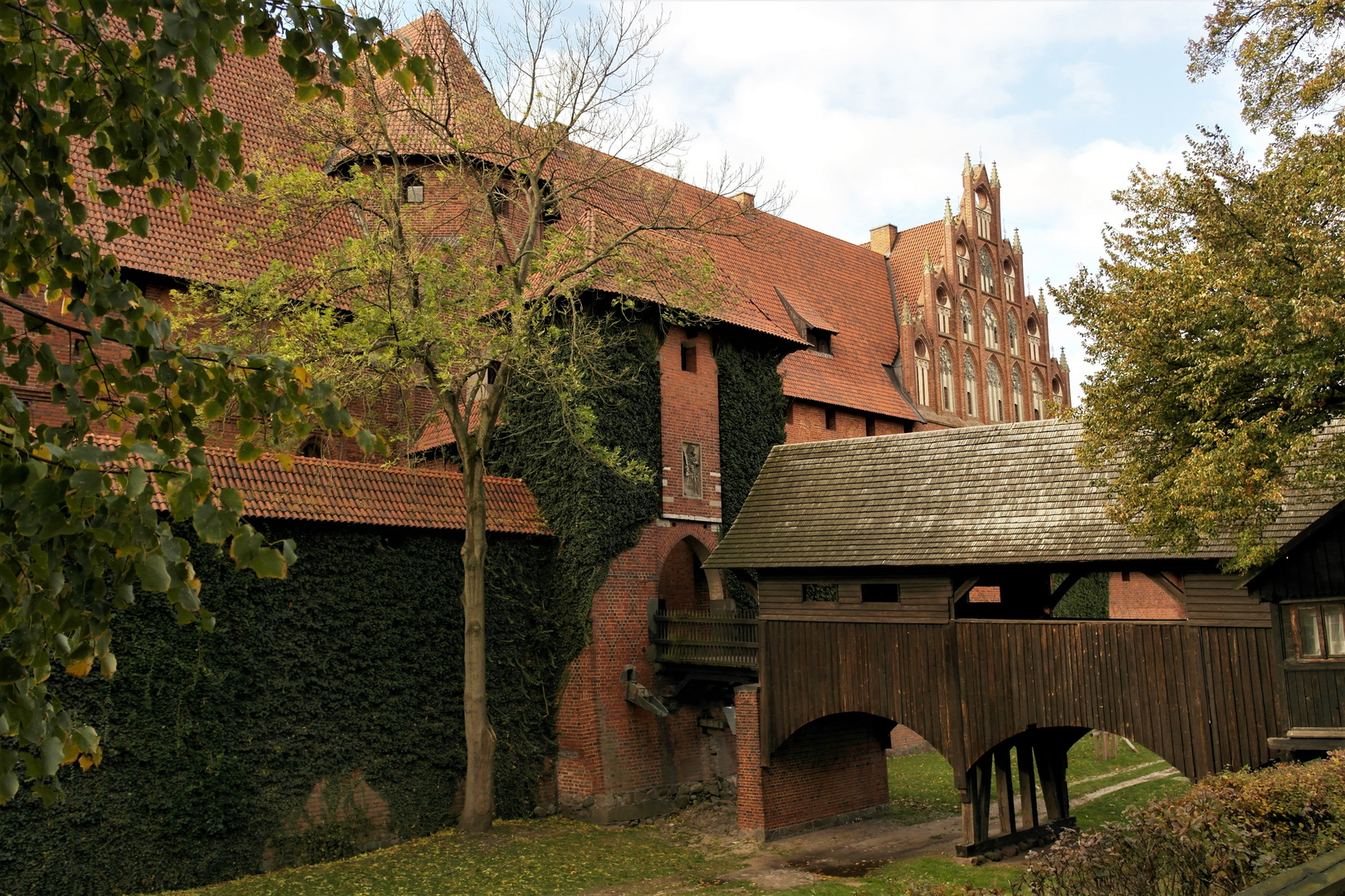 Ordensburg Kloster Marienburg  Burggraben mit Holzbrücke