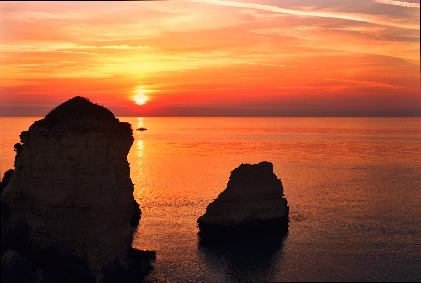 ore 05,15. Il sole sorge fra i faraglioni del Salento