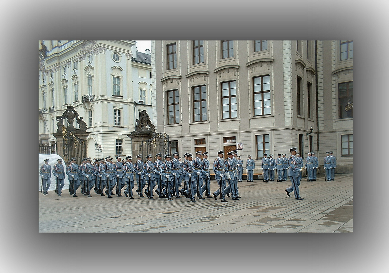 Ore 12 cambio della guardia....