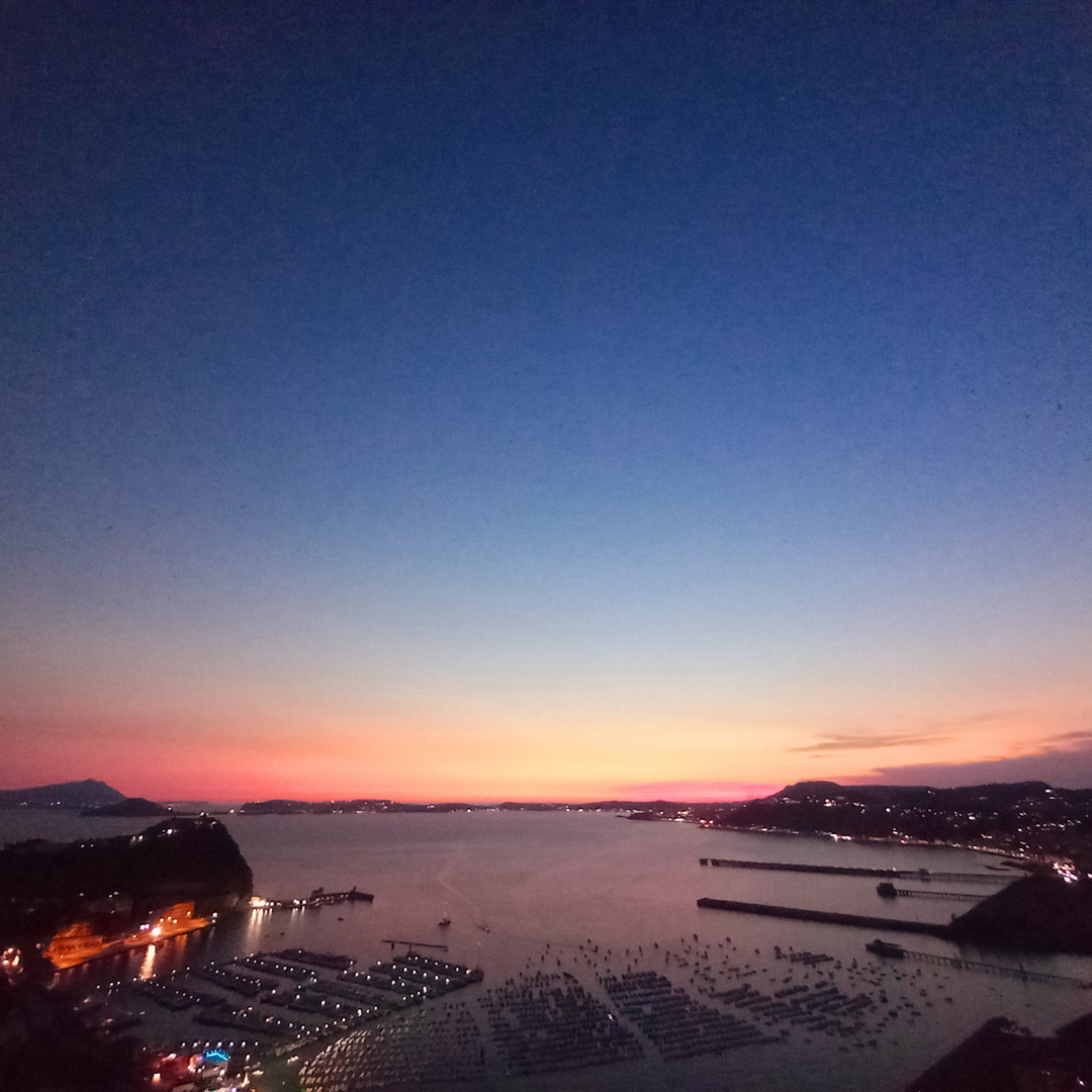 ore 20.28 - a Napoli il sole tramonta cosi!