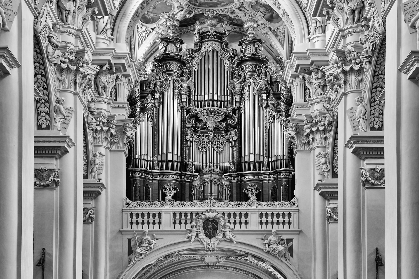 Orgel im Passauer Dom (s/w)