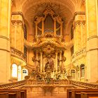 Orgel und Altar in der Frauenkirche Dresden