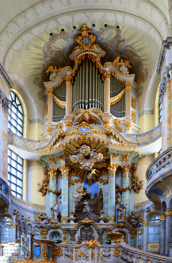 Orgel und Altar in einem