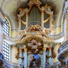 Orgel und Altar in einem