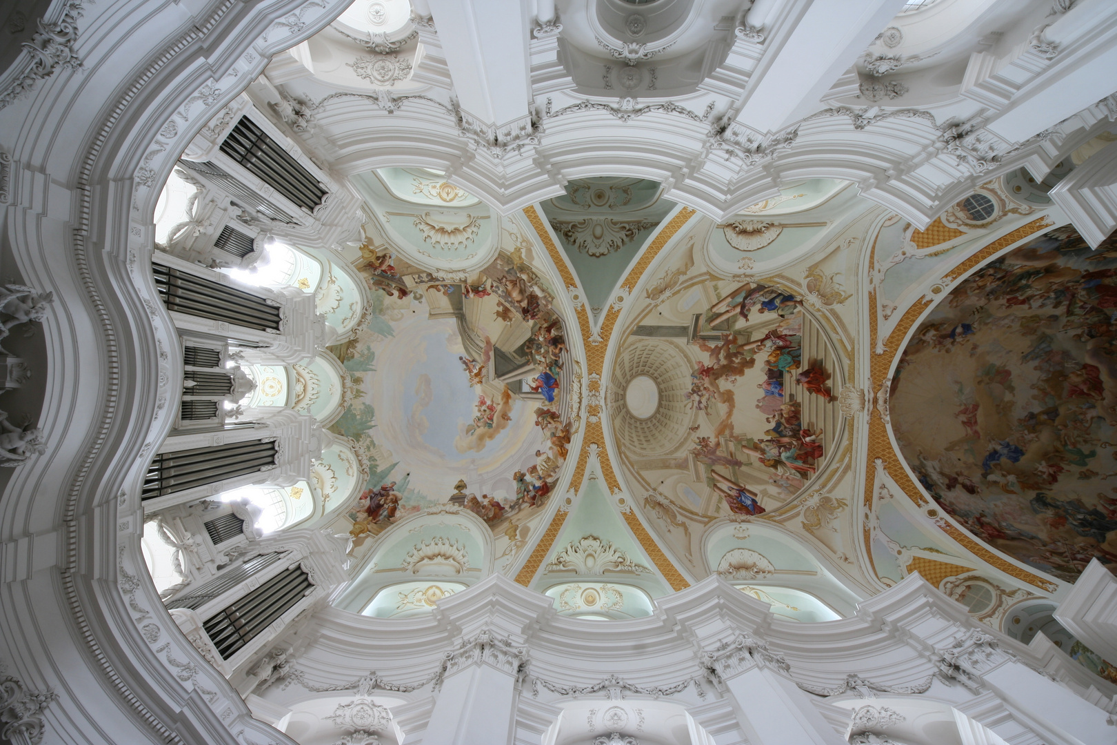 Orgel und Deckenbereich über den Sitzplätzen Klosterkirche Neresheim