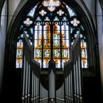 Orgel und Kirchenfenster