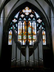 Orgel und Kirchenfenster