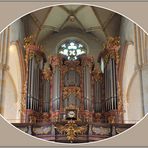 Orgelempore mit Kirchenuhr