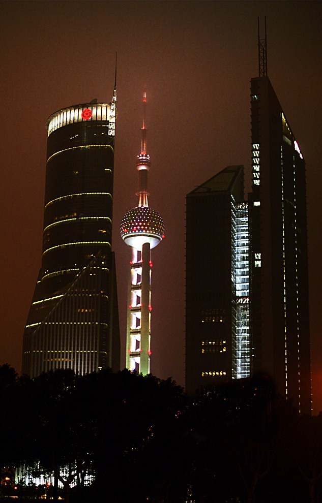 Oriental Pearl Tower bei Nacht