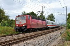 Orientlila mit signalrotem Keks und "Geheimnummer"