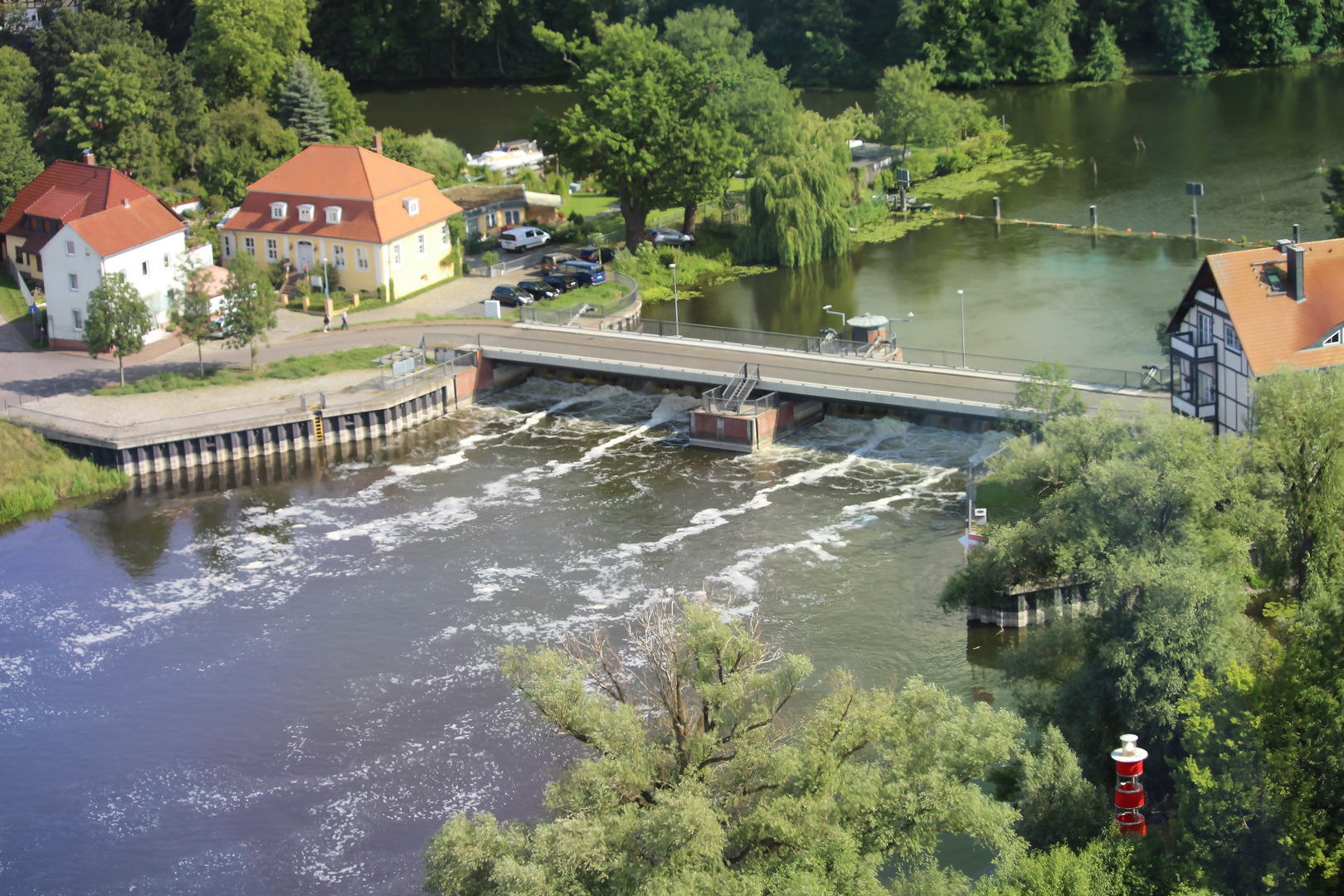 Original -gespiegeltes Wehr