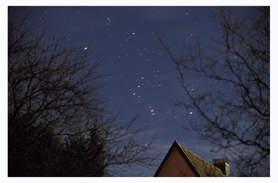 Orion, der Himmelsjäger, in Mondnacht als Strichspurbild