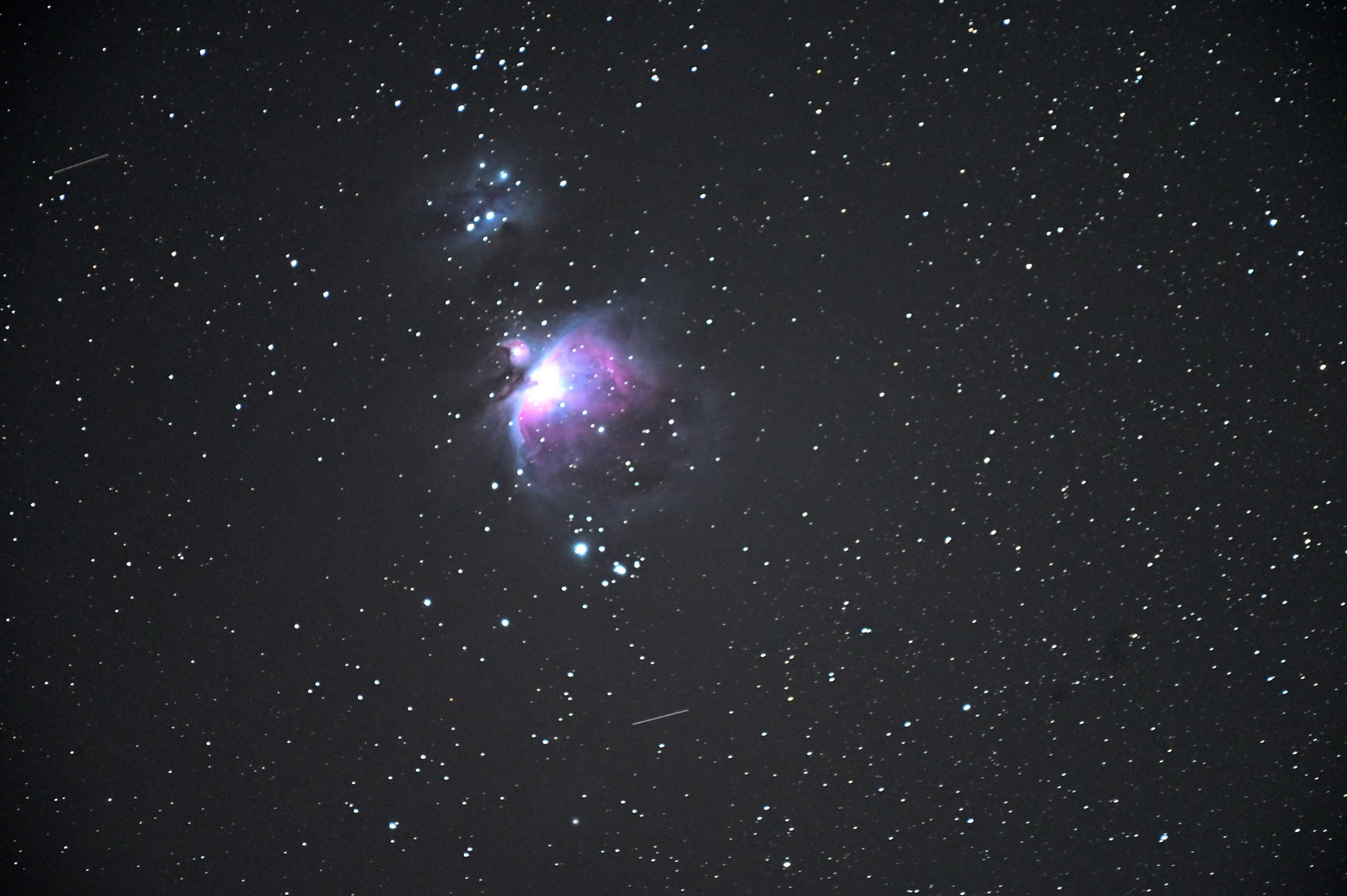 Orion Nebel M42/43 und zwei geostationäre Satelliten