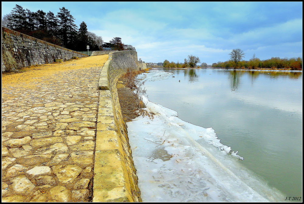 ORLEANS : Une autre vue de la Loire en amont, le 14 février 2012