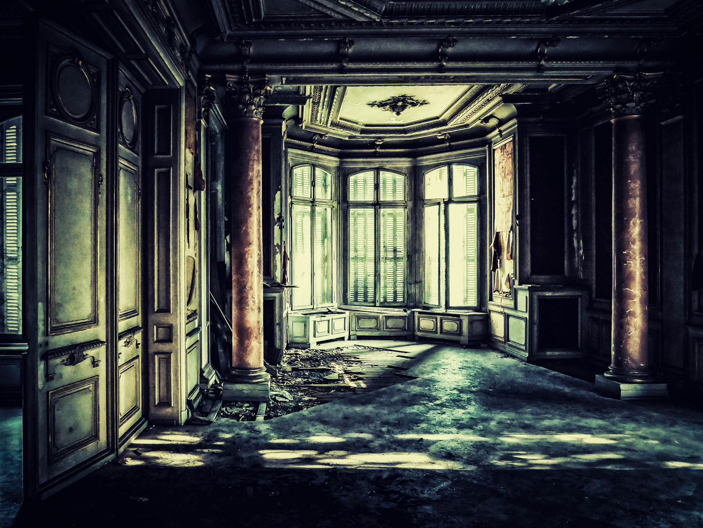 Ornamente room in decay