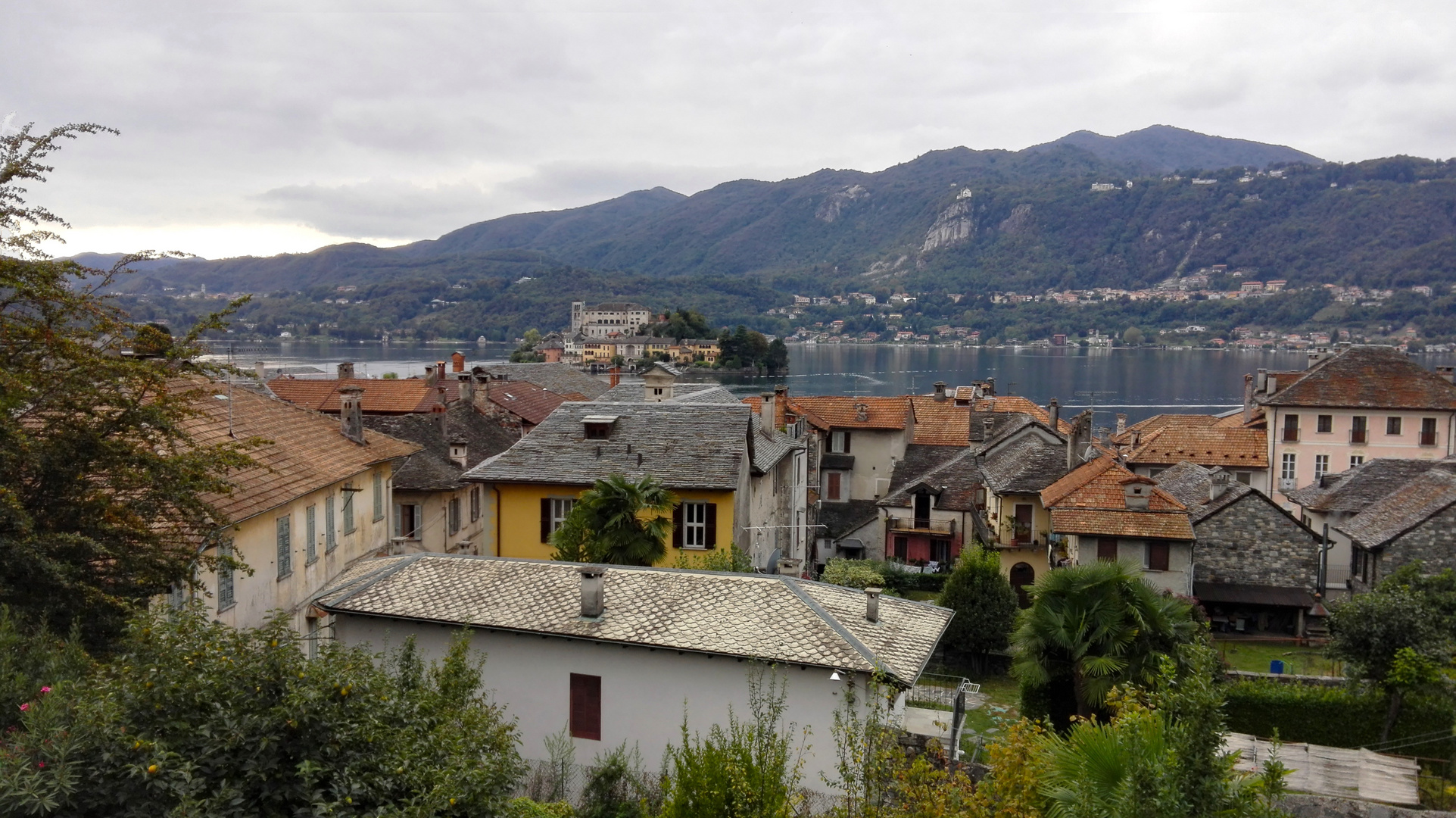 Orta mit historischer Insel auf dem Ortasee