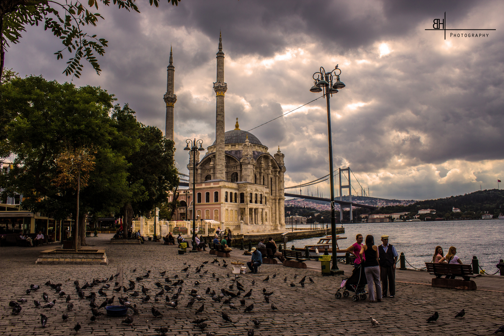 Ortaköy Moschee mit Blick auf die Bosphorusbrücke