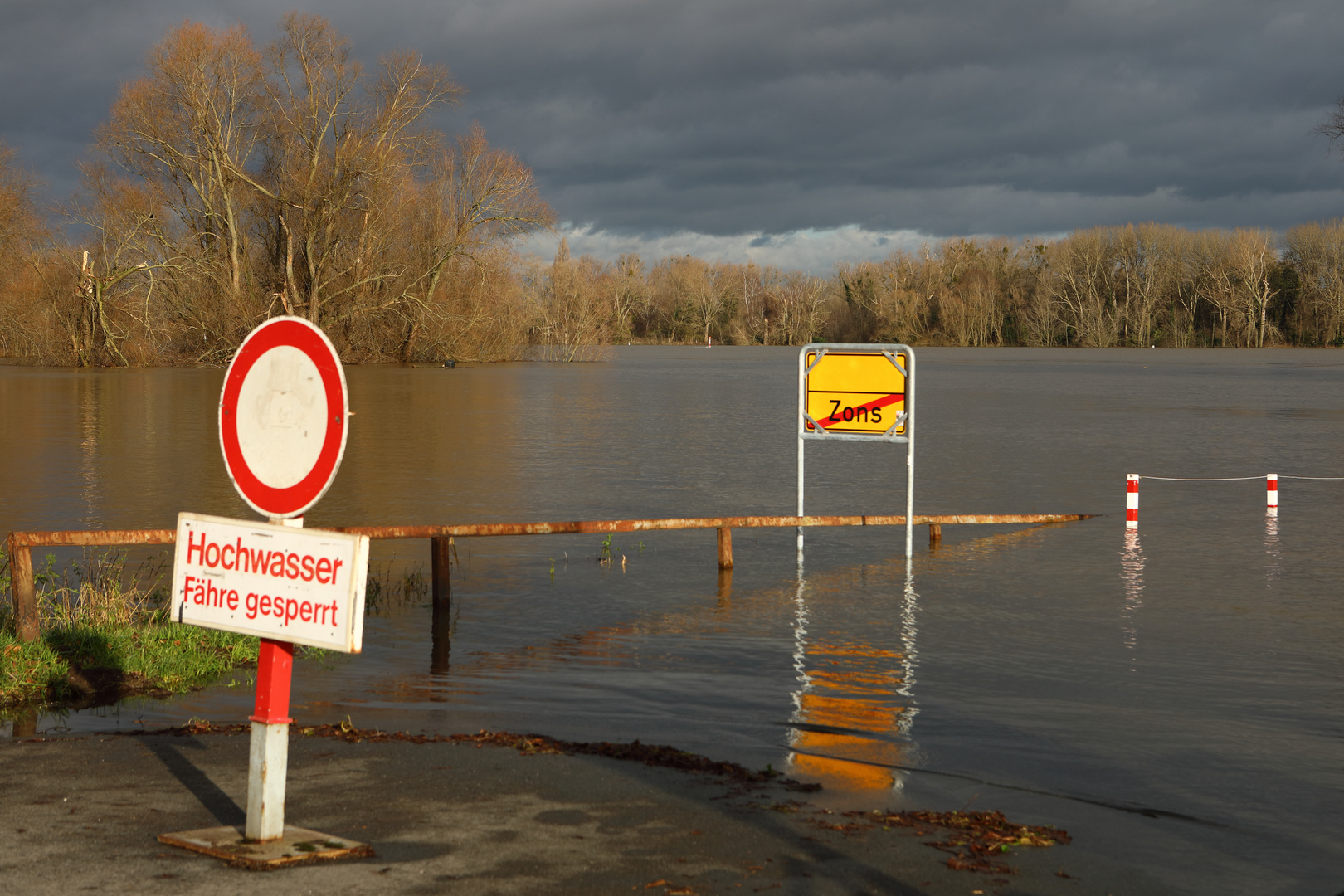 Ortausfahrt Zons unter Wasser