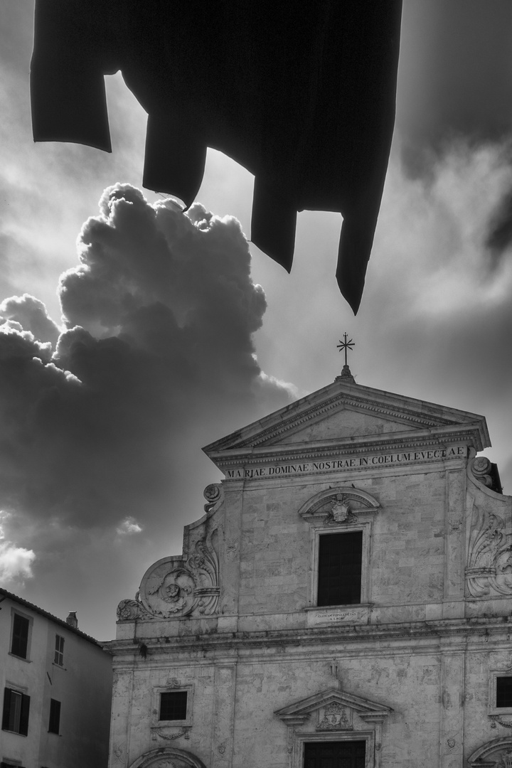 Orte, stendardo in piazza