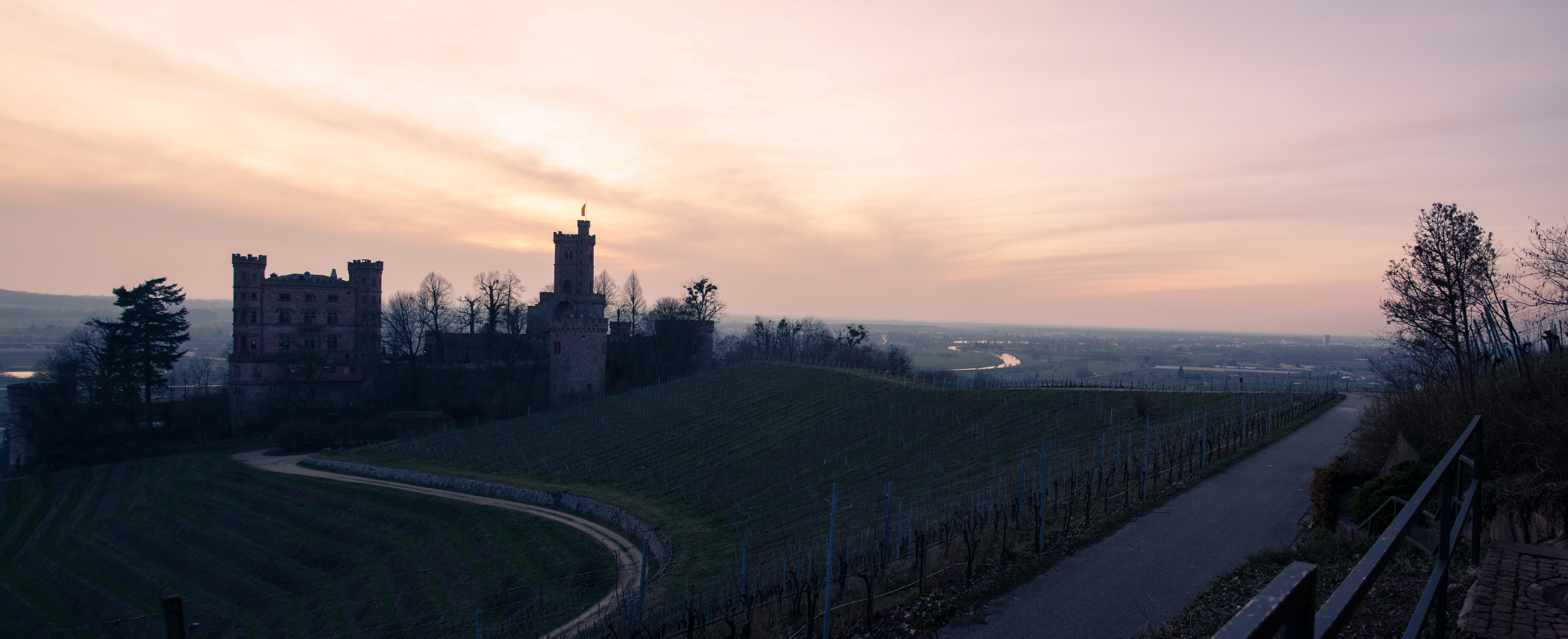 - Ortenberger Schloss und das Rheintal im Sonnenuntergang -