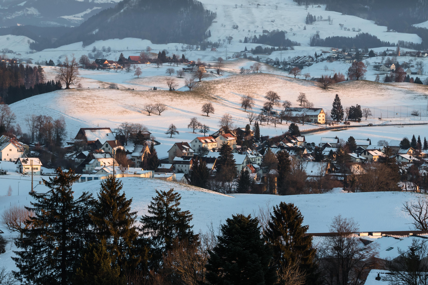 Ortschaft am Hirzel kurz vor Dämmerung