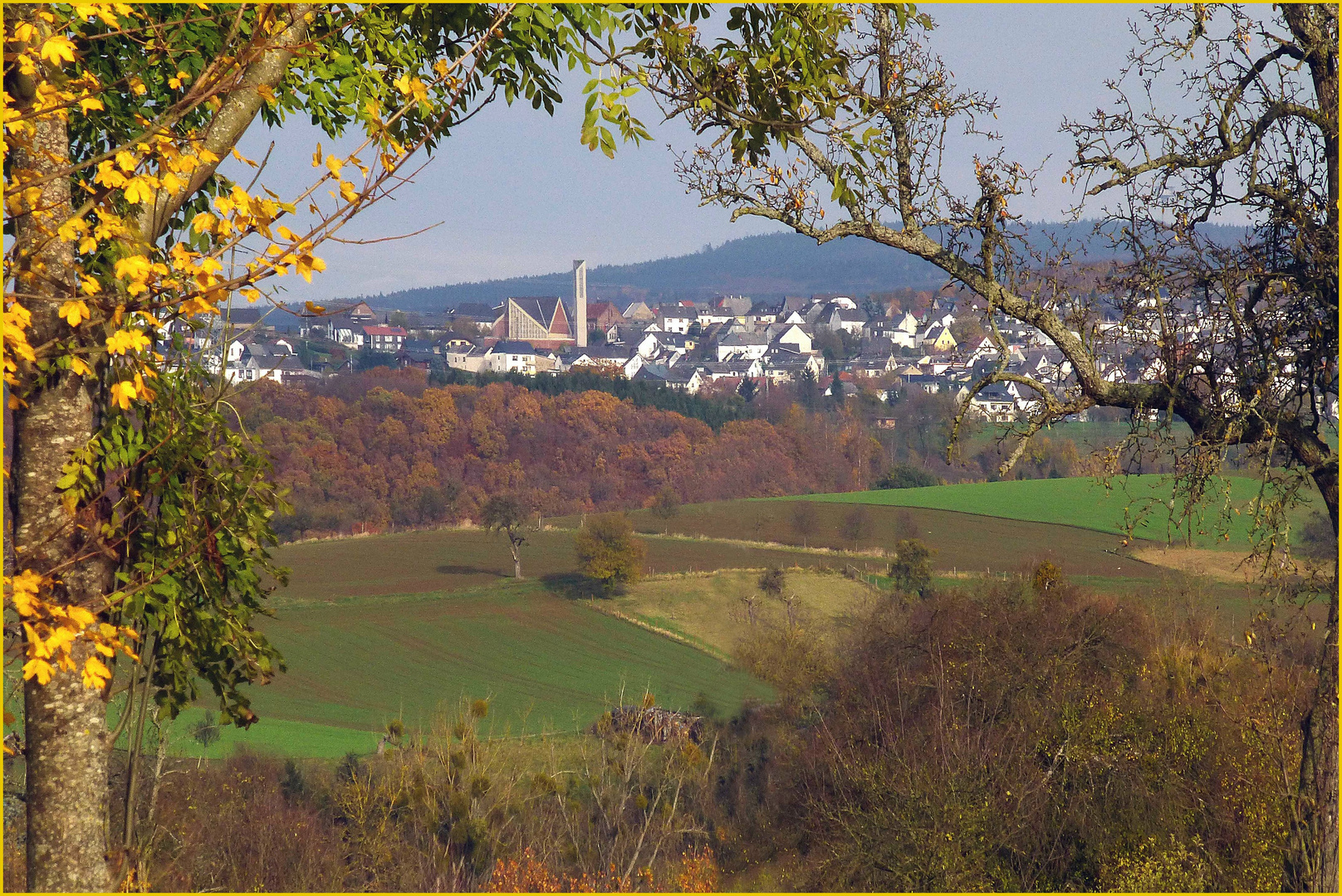 Ortschaft Simmern / Westerwald in herbstlicher Landschaft