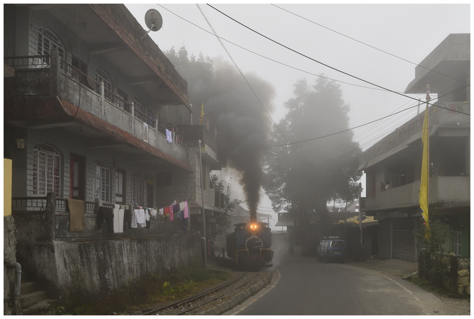 Ortsdurchfahrt im Nebel