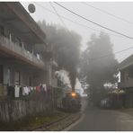 Ortsdurchfahrt im Nebel