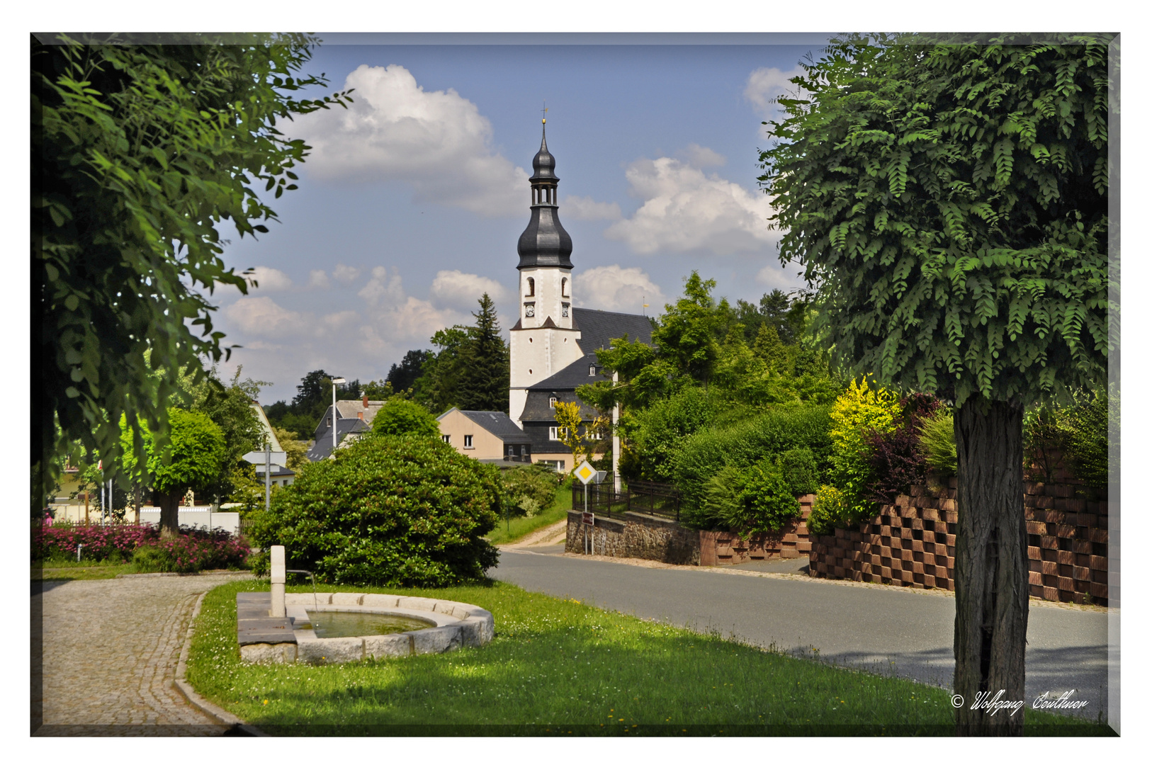 Ortszentrum mit Kirche von Weißbach nördlich von Schneeberg