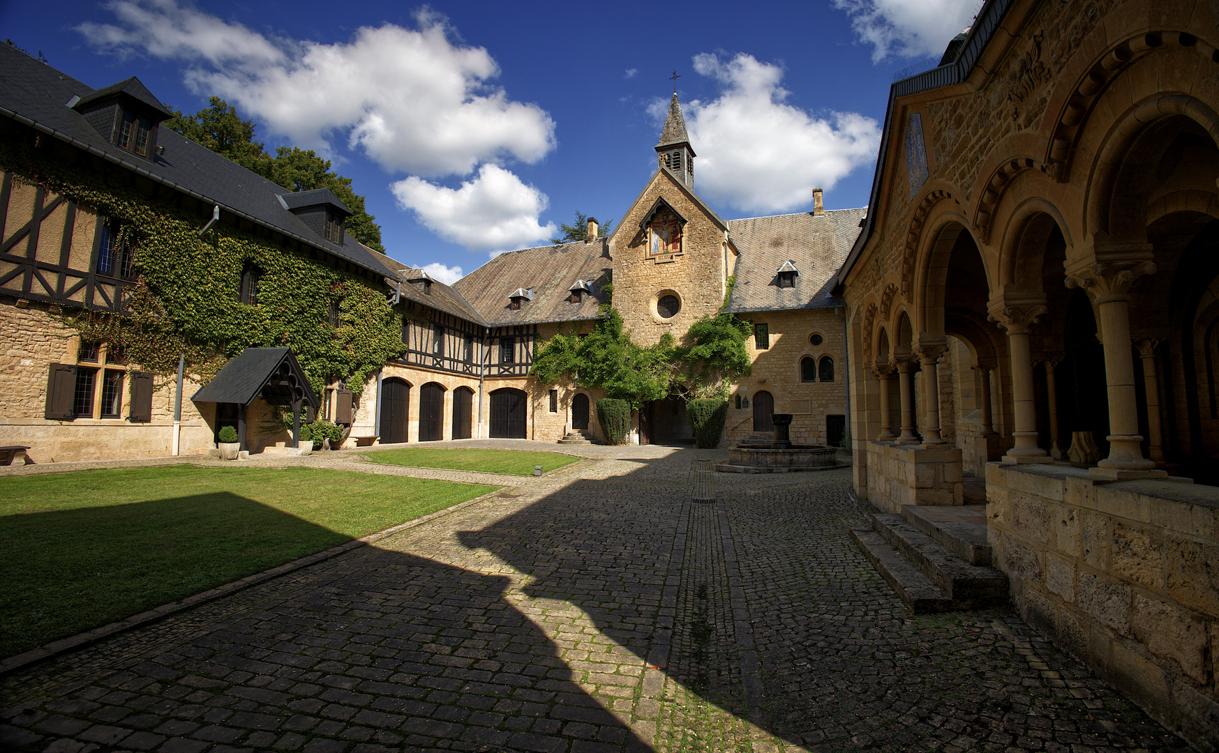 Orval, la cour d'entrée