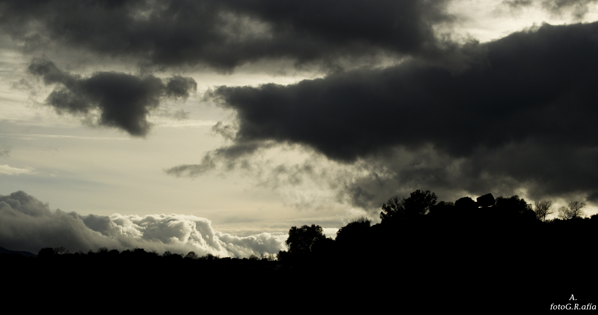 Oscuro atardecer.