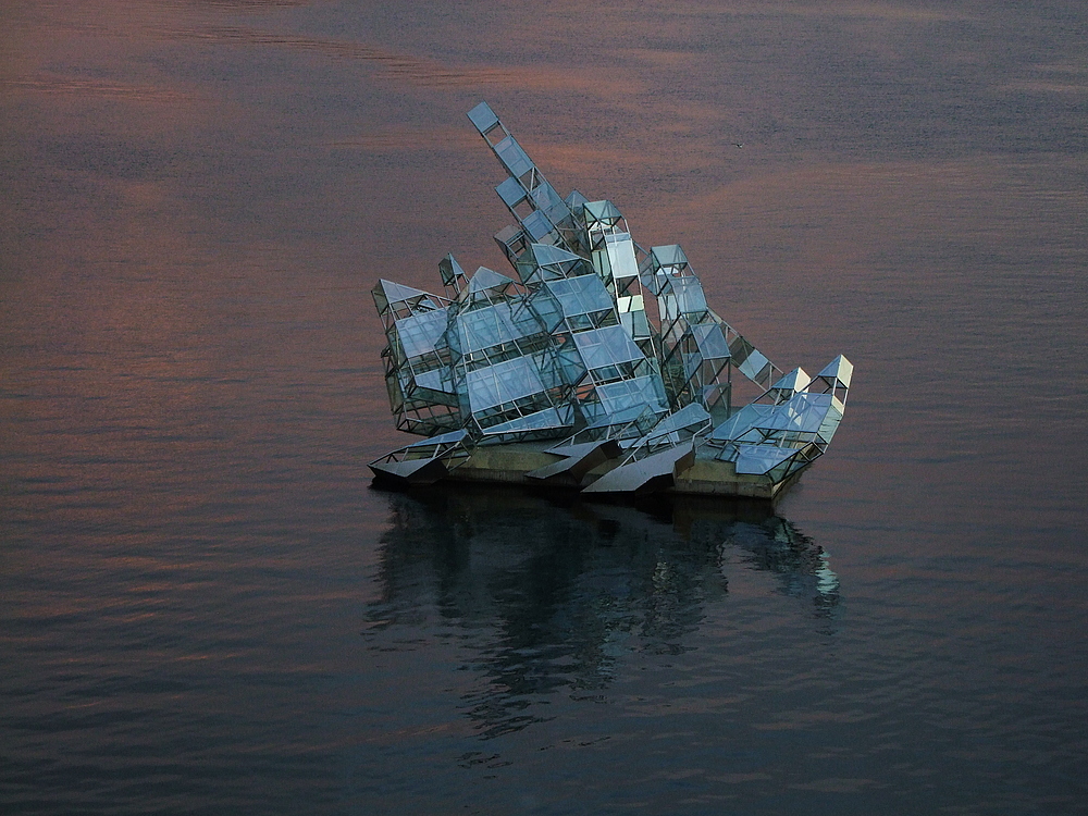 Oslo, Skulptur im Hafenbecken